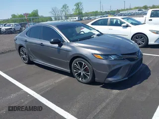 2020 Toyota Camry SE z VIN 4T1G11AK6LU319266, wystawiony jako IAAI lot #41995290 z przebiegiem 138 189 mil mil oraz . Historia ofert i sprzedaży dostępna na DreamBid. Obrazek 1.