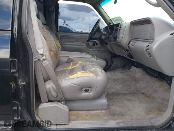 1999 Chevrolet Suburban z VIN 3GNFK16R6XG252736, wystawiony jako IAAI lot #41897003 z przebiegiem 140 081 mil mil oraz . Historia ofert i sprzedaży dostępna na DreamBid. Obrazek 5.