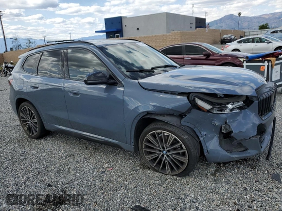 2023 BMW X1 xDrive28i z VIN WBX73EF00P5W09504, wystawiony jako Copart lot #51855325 z przebiegiem 37 759 mil mil oraz Szkoda całkowita • Salvage title. Historia ofert i sprzedaży dostępna na DreamBid. Obrazek 4.