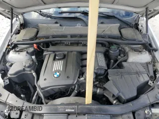 2008 BMW 3 Series 328xi z VIN WBAVC935X8K036008, wystawiony jako Copart lot #57130885 z przebiegiem 216 919 mil mil oraz Czysty tytuł • Clean title. Historia ofert i sprzedaży dostępna na DreamBid. Obrazek 11.