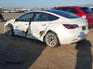 2021 Tesla Model 3 Long Range z VIN 5YJ3E1EB0MF936609, wystawiony jako IAAI lot #41599411 z przebiegiem 55 993 mil mil oraz . Historia ofert i sprzedaży dostępna na DreamBid. Obrazek 3.