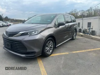 2022 Toyota Sienna LE z VIN 5TDKSKFC5NS060442, wystawiony jako Copart lot #54829285 z przebiegiem 156 862 mil mil oraz Tytuł czysty. Historia ofert i sprzedaży dostępna na DreamBid. Obrazek 1.
