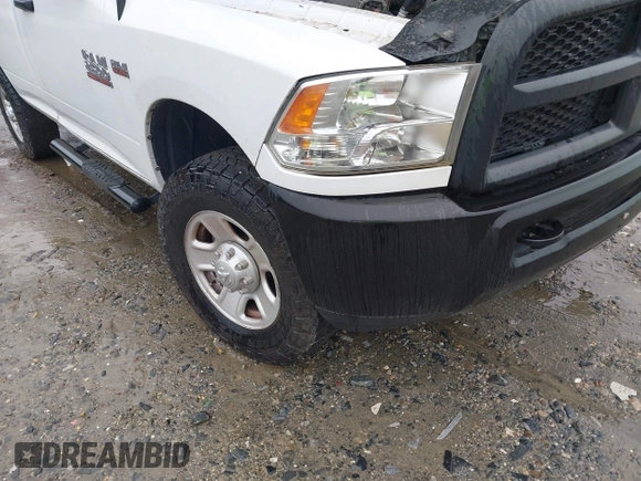 2018 Ram 2500 Tradesman z VIN 3C6MR5AJ8JG127319, wystawiony jako IAAI lot #42378584 z przebiegiem 132 406 mil mil oraz . Historia ofert i sprzedaży dostępna na DreamBid. Obrazek 6.
