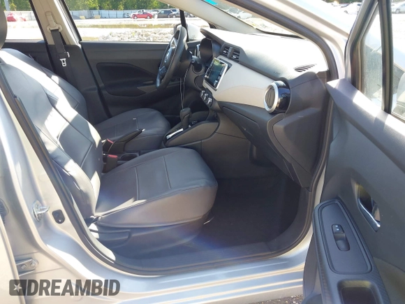 2022 Nissan Versa SV z VIN 3N1CN8EV4NL837204, wystawiony jako IAAI lot #42202174 z przebiegiem 14 603 mil mil oraz . Historia ofert i sprzedaży dostępna na DreamBid. Obrazek 5.