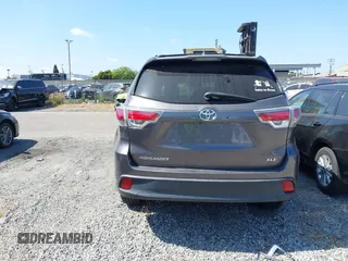 2015 Toyota Highlander XLE z VIN 5TDKKRFH8FS050848, wystawiony jako IAAI lot #42279034 z przebiegiem 101 053 mil mil oraz . Historia ofert i sprzedaży dostępna na DreamBid. Obrazek 17.