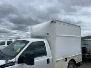 2013 Ford F-250 XL z VIN 1FDBF2B6XDEB43045, wystawiony jako IAAI lot #42511129 z przebiegiem 607 408 mil mil oraz . Historia ofert i sprzedaży dostępna na DreamBid. Obrazek 24.