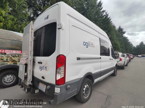 2017 Ford Transit z VIN 1FTYR2XM3HKB18931, wystawiony jako IAAI lot #42651865 z przebiegiem 142 641 mil mil oraz . Historia ofert i sprzedaży dostępna na DreamBid. Obrazek 9.