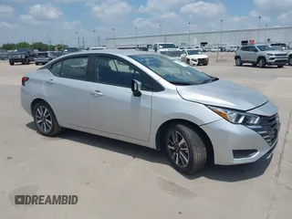 2023 Nissan Versa SV z VIN 3N1CN8EV1PL853590, wystawiony jako IAAI lot #42214075 z przebiegiem 31 404 mil mil oraz . Historia ofert i sprzedaży dostępna na DreamBid. Obrazek 1.