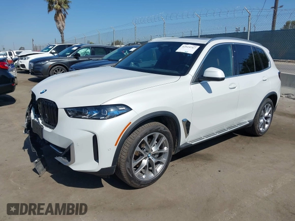 2025 BMW X5 xDrive40i z VIN 5UX23EU03S9Z14103, wystawiony jako IAAI lot #42519767 z przebiegiem 2 983 mil mil oraz . Historia ofert i sprzedaży dostępna na DreamBid. Obrazek 17.