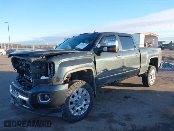 2017 GMC Sierra 2500HD Denali z VIN 1GT12UEG3HF132898, wystawiony jako IAAI lot #41442407 z przebiegiem 83 432 mil mil oraz . Historia ofert i sprzedaży dostępna na DreamBid. Obrazek 2.