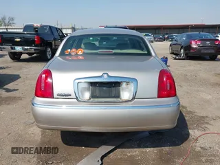 2002 Lincoln Town Car Executive z VIN 1LNHM81W12Y620302, wystawiony jako IAAI lot #41952738 z przebiegiem 83 062 mil mil oraz . Historia ofert i sprzedaży dostępna na DreamBid. Obrazek 16.