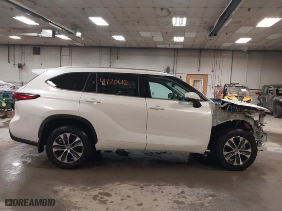 2021 Toyota Highlander XLE with VIN 5TDGZRBH8MS135791, listed as a IAAI auction lot 41770612 with 51,697 mi miles. Bid and sale history available at carsss.com. Image 14.