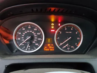 2008 BMW 6 Series 650i z VIN WBAEA53518CV90157, wystawiony jako Copart lot #82015684 z przebiegiem 170 898 mil mil oraz Czysty tytuł • Clean title. Historia ofert i sprzedaży dostępna na DreamBid. Obrazek 9.