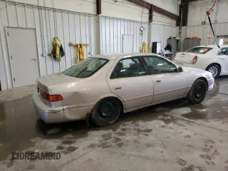 2000 Toyota Camry CE z VIN 4T1BG22K2YU742415, wystawiony jako Copart lot #55763165 z przebiegiem 245 821 mil mil oraz Czysty tytuł • Clean title. Historia ofert i sprzedaży dostępna na DreamBid. Obrazek 3.