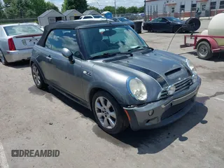2005 MINI Convertible S z VIN WMWRH33495TF82332, wystawiony jako IAAI lot #42248941 z przebiegiem 134 862 mil mil oraz . Historia ofert i sprzedaży dostępna na DreamBid. Obrazek 1.