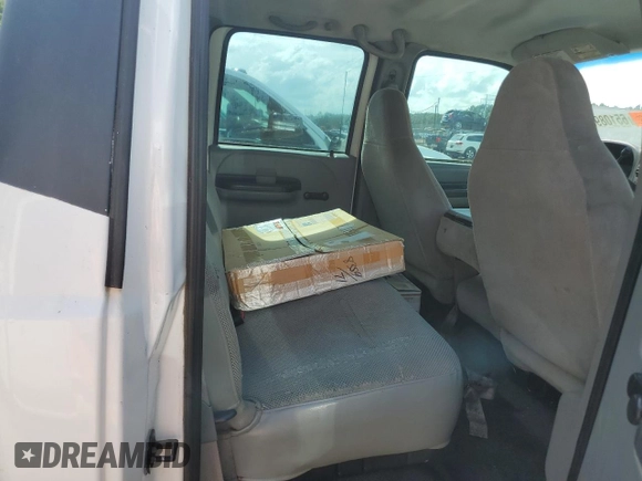 2006 Ford F-350 XL z VIN 1FDWW36P36ED25201, wystawiony jako Copart lot #65108995 z przebiegiem 226 872 mil mil oraz Czysty tytuł • Clean title. Historia ofert i sprzedaży dostępna na DreamBid. Obrazek 10.