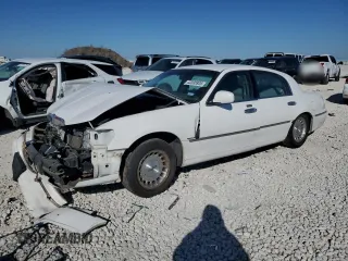 1999 Lincoln Town Car Executive z VIN 1LNHM81W8XY713650, wystawiony jako Copart lot #42335925 z przebiegiem 138 231 mil mil oraz Szkoda całkowita • Salvage title. Historia ofert i sprzedaży dostępna na DreamBid. Obrazek 1.