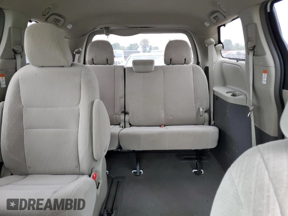 2019 Toyota Sienna LE Auto Access Seat z VIN 5TDKZ3DC2KS004815, wystawiony jako Copart lot #63492255 z przebiegiem 131 212 mil mil oraz Szkoda całkowita • Salvage title. Historia ofert i sprzedaży dostępna na DreamBid. Obrazek 10.