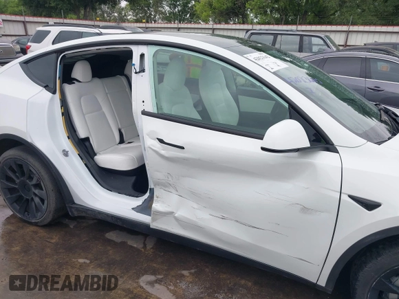 2022 Tesla Model Y Long Range z VIN 7SAYGDEE2NF420882, wystawiony jako IAAI lot #42023642 z przebiegiem 19 783 mil mil oraz . Historia ofert i sprzedaży dostępna na DreamBid. Obrazek 6.
