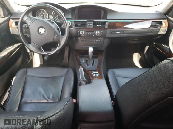 2011 BMW 3 Series 328i z VIN WBAPH7G52BNN06367, wystawiony jako Copart lot #64559515 z przebiegiem 162 536 mil mil oraz Czysty tytuł • Clean title. Historia ofert i sprzedaży dostępna na DreamBid. Obrazek 8.