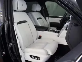2020 Rolls-Royce Cullinan z VIN SLATV4C0XLU201XXX, wystawiony jako Copart lot #58541115 z przebiegiem 48 797 mil mil oraz Tytuł czysty. Historia ofert i sprzedaży dostępna na DreamBid. Obrazek 5.