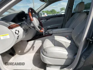 2010 Mercedes-Benz S 550 z VIN WDDNG8GB7AA349245, wystawiony jako Copart lot #57496695 z przebiegiem 100 820 mil mil oraz Szkody całkowita. Historia ofert i sprzedaży dostępna na DreamBid. Obrazek 7.