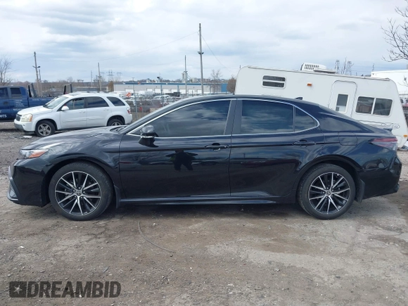 2023 Toyota Camry SE z VIN 4T1G11BK4PU096200, wystawiony jako IAAI lot #41888416 z przebiegiem 25 072 mil mil oraz . Historia ofert i sprzedaży dostępna na DreamBid. Obrazek 13.