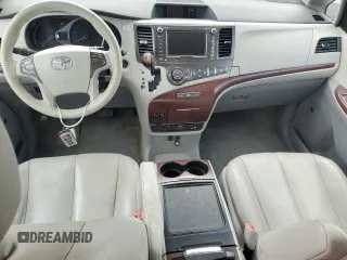 2013 Toyota Sienna XLE z VIN 5TDDK3DC8DS069085, wystawiony jako Copart lot #62768235 z przebiegiem 140 242 mil mil oraz Szkoda całkowita • Salvage title. Historia ofert i sprzedaży dostępna na DreamBid. Obrazek 8.