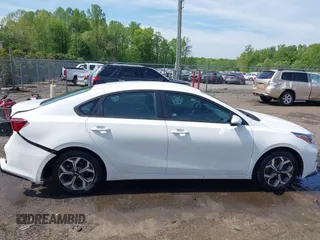 2021 Kia Forte LXS z VIN 3KPF24ADXME385870, wystawiony jako IAAI lot #42077211 z przebiegiem 120 278 mil mil oraz . Historia ofert i sprzedaży dostępna na DreamBid. Obrazek 13.