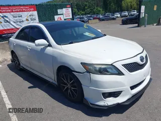 2011 Toyota Camry LE z VIN 4T1BF3EK2BU593418, wystawiony jako IAAI lot #42557499 z przebiegiem 213 439 mil mil oraz . Historia ofert i sprzedaży dostępna na DreamBid. Obrazek 1.