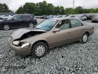 1999 Toyota Camry LE z VIN 4T1BG22K8XU522288, wystawiony jako Copart lot #56928325 z przebiegiem 150 818 mil mil oraz Szkoda całkowita • Salvage title. Historia ofert i sprzedaży dostępna na DreamBid. Obrazek 1.