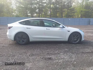 2023 Tesla Model 3 z VIN 5YJ3E1EA9PF576610, wystawiony jako IAAI lot #42206777 z przebiegiem 21 658 mil mil oraz . Historia ofert i sprzedaży dostępna na DreamBid. Obrazek 13.
