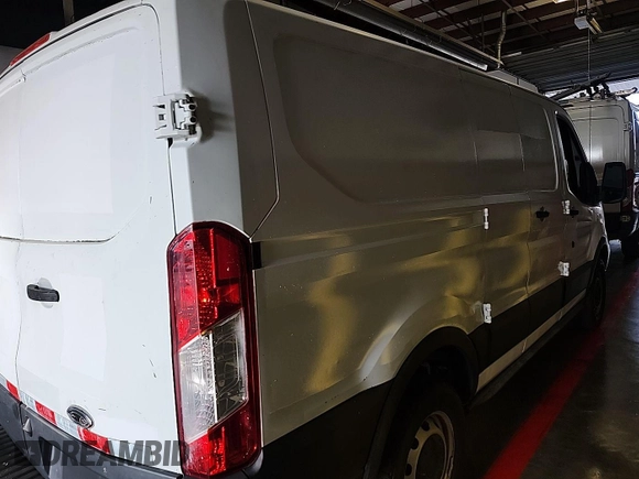 2015 Ford Transit Cargo z VIN 1FTNR1ZM8FKA45398, wystawiony jako IAAI lot #42521006 z przebiegiem 111 526 mil mil oraz . Historia ofert i sprzedaży dostępna na DreamBid. Obrazek 19.