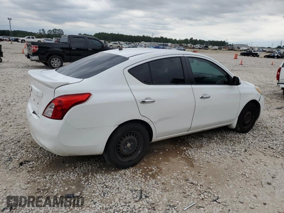 2013 Nissan Versa S Plus z VIN 3N1CN7AP8DL872439, wystawiony jako Copart lot #55120295 z przebiegiem 169 605 mil mil oraz Szkoda całkowita • Salvage title. Historia ofert i sprzedaży dostępna na DreamBid. Obrazek 3.
