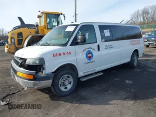 2015 Chevrolet Express Passenger LT z VIN 1GAZG1FGXF1172030, wystawiony jako IAAI lot #41510865 z przebiegiem 297 473 mil mil oraz . Historia ofert i sprzedaży dostępna na DreamBid. Obrazek 17.