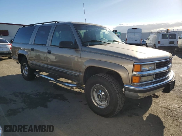 1996 Chevrolet Suburban z VIN 3GNGK26JXTG107228, wystawiony jako Copart lot #44741195 z przebiegiem 172 053 mil mil oraz Czysty tytuł • Clean title. Historia ofert i sprzedaży dostępna na DreamBid. Obrazek 4.