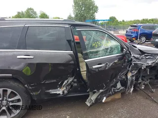2017 Jeep Grand Cherokee Overland z VIN 1C4RJFCG7HC800403, wystawiony jako IAAI lot #42309664 z przebiegiem 98 389 mil mil oraz . Historia ofert i sprzedaży dostępna na DreamBid. Obrazek 14.