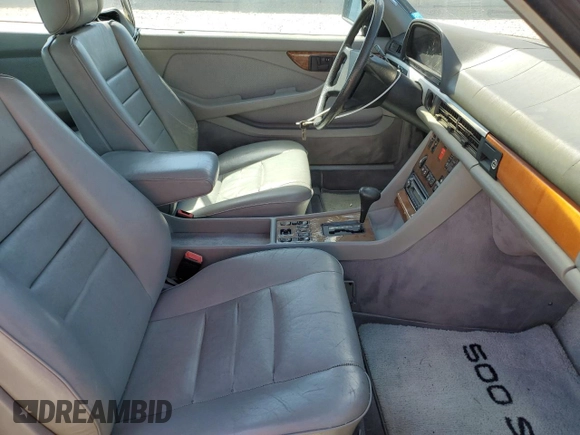 1984 Mercedes-Benz 500 z VIN WDBCA44A6EA018569, wystawiony jako Copart lot #54617005 z przebiegiem 96 009 mil mil oraz Czysty tytuł • Clean title. Historia ofert i sprzedaży dostępna na DreamBid. Obrazek 10.