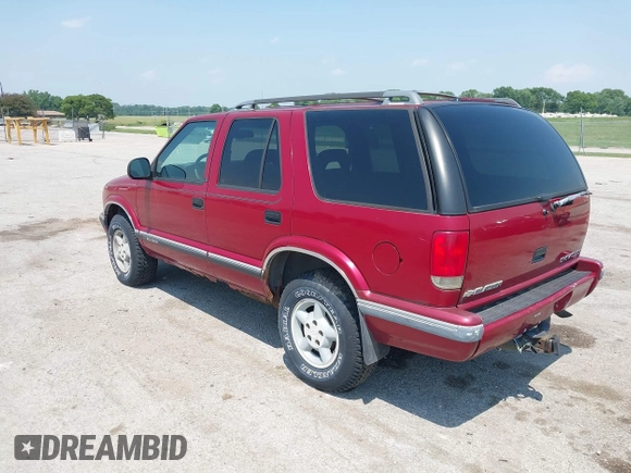 1997 Chevrolet Blazer LS z VIN 1GNDT13W6V2243751, wystawiony jako IAAI lot #42437683 z przebiegiem 148 262 mil mil oraz . Historia ofert i sprzedaży dostępna na DreamBid. Obrazek 3.