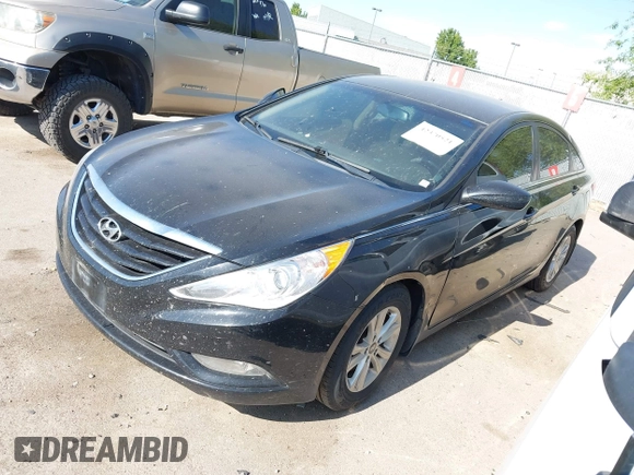 2013 Hyundai Sonata GLS z VIN 5NPEB4AC8DH553567, wystawiony jako IAAI lot #42370521 z przebiegiem 143 295 mil mil oraz . Historia ofert i sprzedaży dostępna na DreamBid. Obrazek 2.