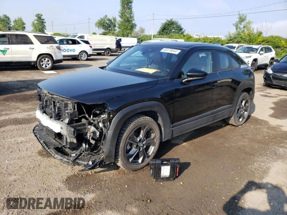 2022 Mazda MX-30 Premium Plus z VIN JM1DRADB6N0101074, wystawiony jako Copart lot #68379044 z przebiegiem 43 559 mil mil oraz Szkody całkowita. Historia ofert i sprzedaży dostępna na DreamBid. Obrazek 1.