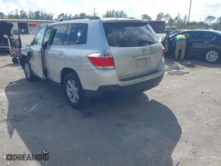2011 Toyota Highlander with VIN 5TDZK3EH0BS036157, listed as a IAAI auction lot 41589348 with 182,005 mi miles. Bid and sale history available at carsss.com. Image 3.