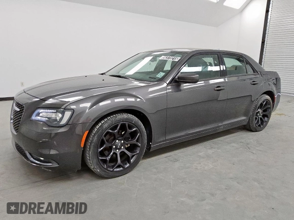 2020 Chrysler 300 S z VIN 2C3CCABG8LH131377, wystawiony jako Copart lot #56373215 z przebiegiem 3 584 mil mil oraz Czysty tytuł • Clean title. Historia ofert i sprzedaży dostępna na DreamBid. Obrazek 1.