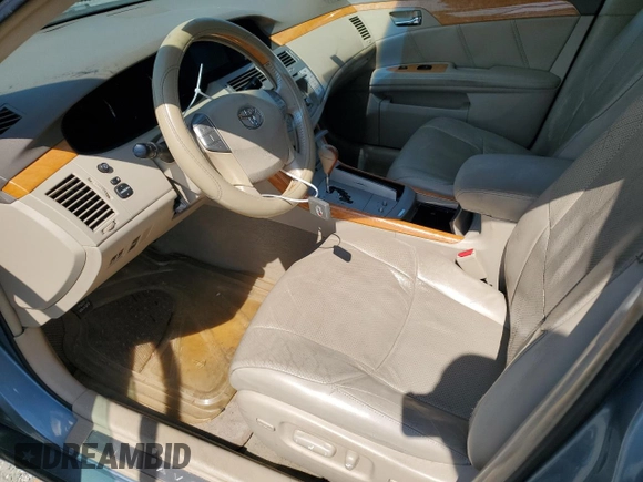 2005 Toyota Avalon XL z VIN 4T1BK36B95U005898, wystawiony jako Copart lot #54469595 z przebiegiem 176 901 mil mil oraz Szkoda całkowita • Salvage title. Historia ofert i sprzedaży dostępna na DreamBid. Obrazek 7.