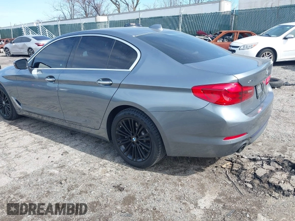 2018 BMW 5 Series 530i xDrive z VIN WBAJA7C59JWC74703, wystawiony jako IAAI lot #41811761 z przebiegiem 54 649 mil mil oraz . Historia ofert i sprzedaży dostępna na DreamBid. Obrazek 3.