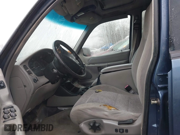 2000 Ford Explorer XLT z VIN 1FMZU73X0YZC01123, wystawiony jako IAAI lot #41487199 z przebiegiem 143 697 mil mil oraz . Historia ofert i sprzedaży dostępna na DreamBid. Obrazek 5.