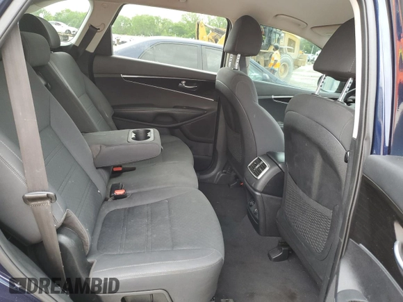 2020 Kia Sorento S z VIN 5XYPG4A5XLG612720, wystawiony jako Copart lot #55496335 z przebiegiem 98 995 mil mil oraz Czysty tytuł • Clean title. Historia ofert i sprzedaży dostępna na DreamBid. Obrazek 11.
