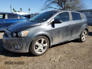 2012 Chevrolet Sonic LTZ z VIN 1G1JE6SH4C4219853, wystawiony jako Copart lot #46516795 z przebiegiem 136 292 mil mil oraz Szkoda całkowita • Salvage title. Historia ofert i sprzedaży dostępna na DreamBid. Obrazek 1.