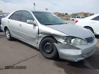 2004 Toyota Camry LE z VIN 4T1BE32K54U323478, wystawiony jako IAAI lot #41725144 z przebiegiem 135 613 mil mil oraz . Historia ofert i sprzedaży dostępna na DreamBid. Obrazek 1.