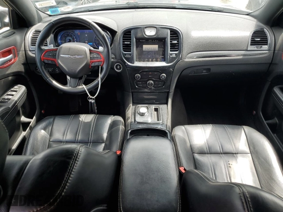 2015 Chrysler 300 S z VIN 2C3CCAGG8FH899454, wystawiony jako Copart lot #59947615 z przebiegiem 113 942 mil mil oraz Szkoda całkowita • Salvage title. Historia ofert i sprzedaży dostępna na DreamBid. Obrazek 8.